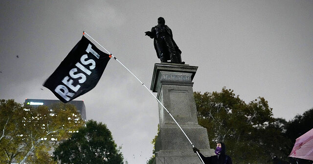 ASSISTIR: Jornalista agredido por bandidos anti-imigração em Nova Orleans ASSISTIR: Jornalista agredido por bandidos anti-imigração em Nova Orleans