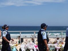 ASSISTIR: Polícia tática para e detém 7 homens em Sydney quatro dias após o massacre de Bondi Beach ASSISTIR: Polícia tática para e detém 7 homens em Sydney quatro dias após o massacre de Bondi Beach