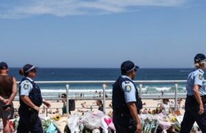 ASSISTIR: Polícia tática para e detém 7 homens em Sydney quatro dias após o massacre de Bondi Beach ASSISTIR: Polícia tática para e detém 7 homens em Sydney quatro dias após o massacre de Bondi Beach