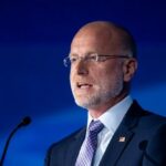 AT&T promete eliminar políticas de DEI após pressão da FCC de Brendan Carr