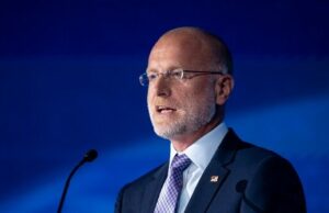 AT&T promete eliminar políticas de DEI após pressão da FCC de Brendan Carr AT&T promete eliminar políticas de DEI após pressão da FCC de Brendan Carr