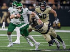 Aaron Glenn nunca considerou a mudança do Jets QB, apesar das dificuldades de Brady Cook O quarterback do New York Jets, Brady Cook (4), corre com a bola enquanto o lado defensivo do New Orleans Saints, Carl Granderson (96), enfrenta outro jogador do Saints no primeiro tempo de um jogo de futebol.