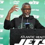 O técnico dos Jets, Aaron Glenn, falando à mídia antes do treino.