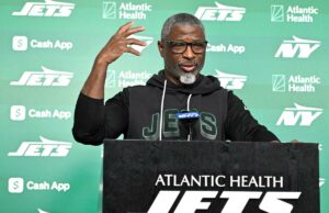 Aaron Glenn progredindo com sua promessa de pênaltis dos Jets O técnico dos Jets, Aaron Glenn, falando à mídia antes do treino.