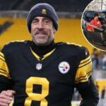O quarterback do Pittsburgh Steelers, Aaron Rodgers (8), saiu do campo após um jogo.