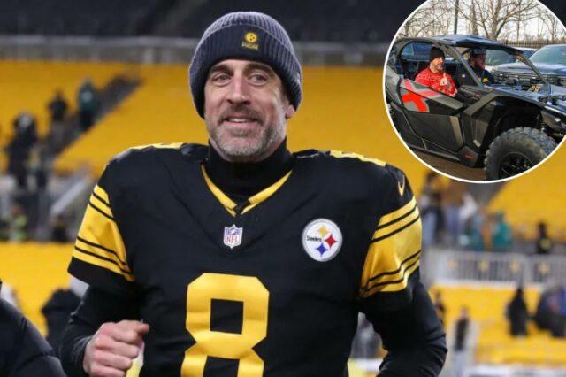 O quarterback do Pittsburgh Steelers, Aaron Rodgers (8), saiu do campo após um jogo.