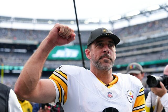 Aaron Rodgers fica emocionado com o ex-companheiro de equipe após Aaron Rodgers #8 of the Pittsburgh Steelers reacts after beating the New York Jets 34-32 at MetLife Stadium on September 07, 2025 in East Rutherford, New Jersey.