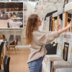 Uma jovem comparando cadeiras expostas em uma loja de móveis.