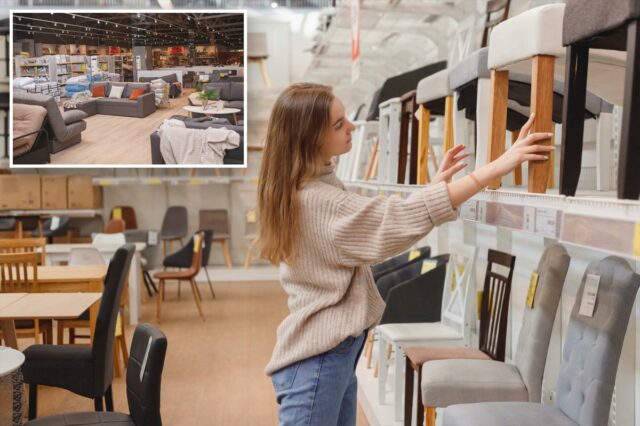 Uma jovem comparando cadeiras expostas em uma loja de móveis.