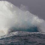 Os companheiros de Perth, Chris White e Ben Allen, capturaram o fenômeno em um drone de um jetski.
