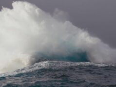‘Aberração da natureza’: espetáculo oceânico único filmado na costa de WA se torna viral online Os companheiros de Perth, Chris White e Ben Allen, capturaram o fenômeno em um drone de um jetski.