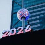 Trabalhadores preparam uma exibição de boas-vindas a 2026 no saguão das LG Towers em Pequim, sábado, 27 de dezembro de 2025. (AP Photo/Ted Anthony)