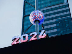 Acabar com o velho: com 2026 próximo, aqui estão algumas informações abrangentes sobre como gerenciar transições Trabalhadores preparam uma exibição de boas-vindas a 2026 no saguão das LG Towers em Pequim, sábado, 27 de dezembro de 2025. (AP Photo/Ted Anthony)