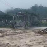 Ação heróica viral do chefe de polícia de Pangkalan Brandan, Sumatra do Norte, para evacuar idosos usando caules de banana