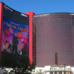 Edifício Las Vegas Resorts World, com céu azul atrás dele.