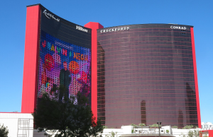 Ação judicial foi movida contra Resorts World por jogador de apostas altas Edifício Las Vegas Resorts World, com céu azul atrás dele.