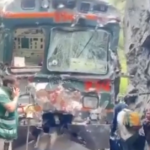 Vídeos divulgados na mídia local mostraram vagões de trem com janelas quebradas e laterais amassadas presos ao longo de uma linha férrea cercada entre uma floresta exuberante e uma rocha enorme.