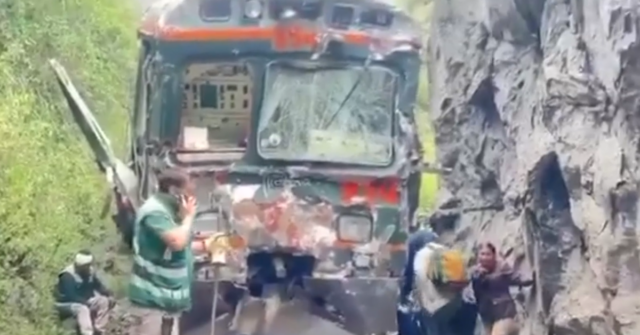 Acidente de trem na linha para a famosa Machu Picchu, Vídeos divulgados na mídia local mostraram vagões de trem com janelas quebradas e laterais amassadas presos ao longo de uma linha férrea cercada entre uma floresta exuberante e uma rocha enorme.