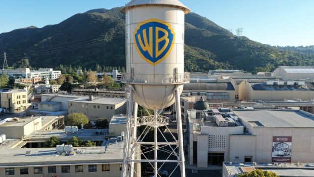 Ações de mídia 2025: as ações da Warner Bros. Discovery dispararam mais de 170% em meio à guerra de licitações Netflix-Paramount
