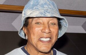Acusadores de Smokey Robinson foram condenados a entregar telefones celulares Smokey Robinson Getty