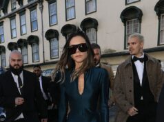 Adam Peaty se prepara para o casamento de hoje com Holly Ramsay enquanto os seguranças patrulham com cães antes da união que separou sua família Victoria e David Beckham chegam hoje ao casamento de Holly Ramsay e Adam Peaty na Abadia de Bath