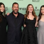 Adam Sandler diz que fazer as filhas rirem costumava ser mais fácil: elas me 'julgam'