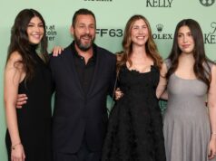 Adam Sandler diz que fazer as filhas rirem costumava ser mais fácil: elas me ‘julgam’ Adam Sandler diz que fazer as filhas rirem costumava ser mais fácil: elas me 'julgam'