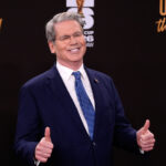 O secretário do Tesouro, Scott Bessent, participa de uma mesa redonda com jornalistas, quarta-feira, 23 de abril de 2025, após falar no Fórum de Perspectiva Global do Instituto de Finanças Internacionais no Willard Hotel em Washington. (Foto AP/Jacquelyn Martin)