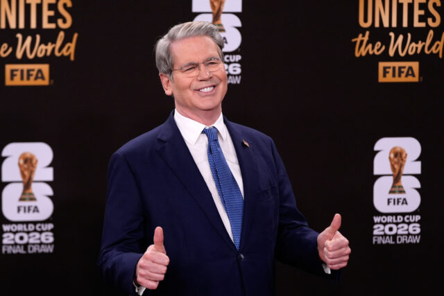 Adeus, estabilidade financeira. Olá, IA controlando seu dinheiro. O secretário do Tesouro, Scott Bessent, participa de uma mesa redonda com jornalistas, quarta-feira, 23 de abril de 2025, após falar no Fórum de Perspectiva Global do Instituto de Finanças Internacionais no Willard Hotel em Washington. (Foto AP/Jacquelyn Martin)