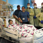 Desde os dois anos de idade, Jasmine Ramirez sofre de uma doença que faz com que sua perna esquerda cresça muito mais rápido do que o resto do corpo. A condição é tão rara que os médicos não têm um nome para ela (GoFundMe/ Jasmine's Journey)