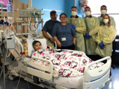 Adolescente da Flórida passa por uma cirurgia de 17 horas para amputar uma perna de 170 quilos que cresceu tão rápido que ela teve que usar uma cadeira de rodas Desde os dois anos de idade, Jasmine Ramirez sofre de uma doença que faz com que sua perna esquerda cresça muito mais rápido do que o resto do corpo. A condição é tão rara que os médicos não têm um nome para ela (GoFundMe/ Jasmine's Journey)