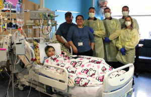 Adolescente da Flórida passa por uma cirurgia de 17 horas para amputar uma perna de 170 quilos que cresceu tão rápido que ela teve que usar uma cadeira de rodas Desde os dois anos de idade, Jasmine Ramirez sofre de uma doença que faz com que sua perna esquerda cresça muito mais rápido do que o resto do corpo. A condição é tão rara que os médicos não têm um nome para ela (GoFundMe/ Jasmine's Journey)