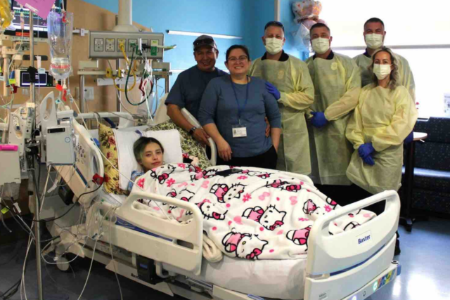 Adolescente da Flórida passa por uma cirurgia de 17 horas Desde os dois anos de idade, Jasmine Ramirez sofre de uma doença que faz com que sua perna esquerda cresça muito mais rápido do que o resto do corpo. A condição é tão rara que os médicos não têm um nome para ela (GoFundMe/ Jasmine's Journey)