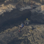 Adolescente é resgatado em segurança após mergulhar metros de penhasco em ponto turístico