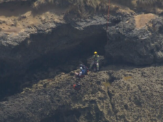 Adolescente é resgatado em segurança após mergulhar metros de penhasco em ponto turístico Adolescente é resgatado em segurança após mergulhar metros de penhasco em ponto turístico