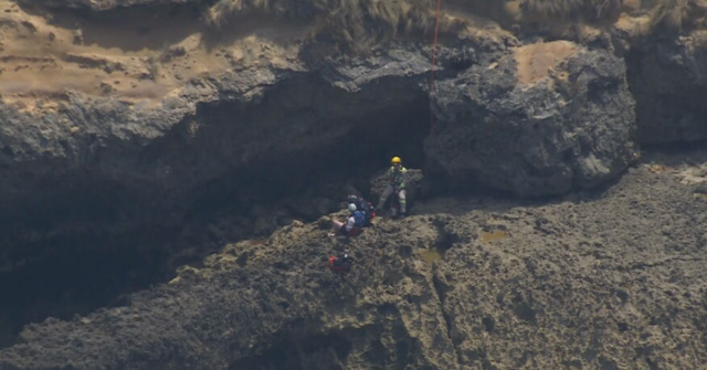 Adolescente é resgatado em segurança após mergulhar metros de penhasco em ponto turístico
