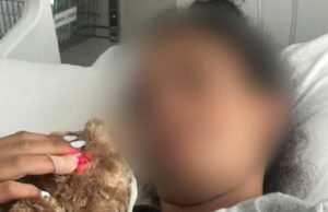 Adolescente leva bala enquanto protegia duas crianças no ataque de Bondi Uma menina de 14 anos levou corajosamente uma bala na coxa enquanto protegia duas crianças dos tiros que choveram sobre a multidão em Bondi Beach. 