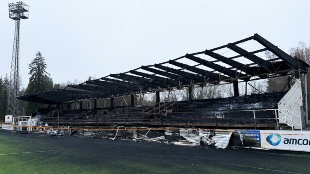 Adolescentes incendiaram estádio após clube ser rebaixado da primeira divisão Adolescentes incendiaram estádio após clube ser rebaixado da primeira divisão da Finlândia