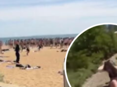 Adolescentes são presos após menino de 13 anos ser submetido a ataque doentio na praia Um ataque repugnante na praia viu uma menina de 13 anos ser chutada, esbofeteada e pisoteada por duas meninas.