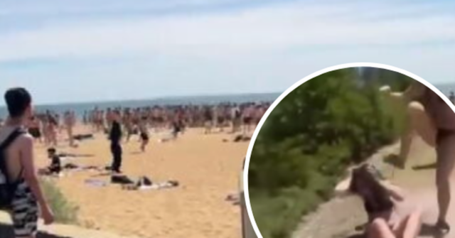 Um ataque repugnante na praia viu uma menina de 13 anos ser chutada, esbofeteada e pisoteada por duas meninas.