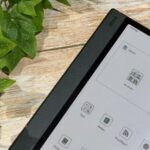 leitor eletrônico boox branco no bolso