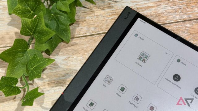 leitor eletrônico boox branco no bolso