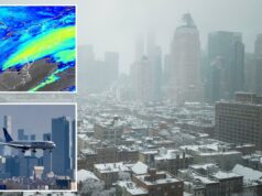 Aeroportos de Nova York enfrentam atrasos de 6 horas enquanto uma forte tempestade de neve transforma as viagens de férias em um pesadelo A neve cobre os telhados dos edifícios em Manhattan, na cidade de Nova York, com edifícios mais altos ao fundo obscurecidos pela neve e pela neblina.