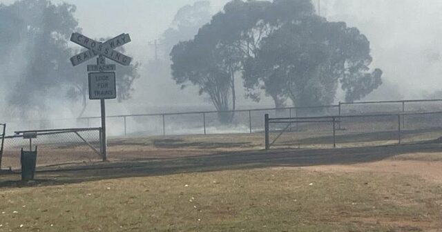Agricultor de WA que luta contra o incêndio de West River morre enquanto os bombeiros lutam contra os elementos
