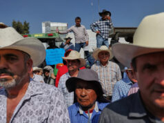 Agricultores bloqueiam o Congresso do México com tratores em protesto contra a nova proposta de lei nacional da água Yahoo news home