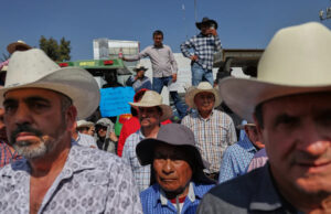 Agricultores bloqueiam o Congresso do México com tratores em protesto contra a nova proposta de lei nacional da água Yahoo news home