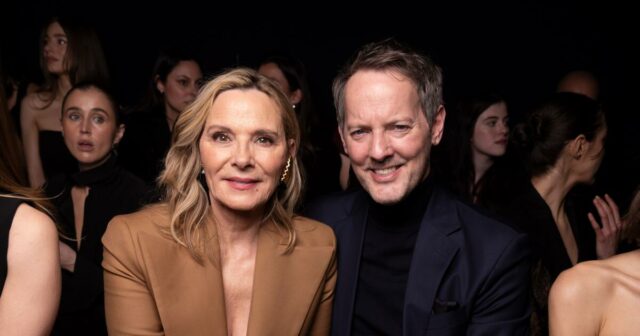 Ah, querido! A estrela de 'Sex and City', Kim Cattrall, se casa com Russell Thomas
