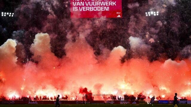 Ajax condena fogos de artifício no estádio após jogo ser abandonado
