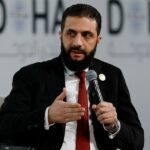 O presidente sírio Ahmed al-Sharaa (R) fala durante o dia de abertura do Fórum de Doha, uma conferência diplomática anual, em Doha, em 6 de dezembro de 2025.