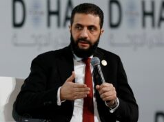 Al-Shara da Síria promete paz e unidade diante da agressão de Israel O presidente sírio Ahmed al-Sharaa (R) fala durante o dia de abertura do Fórum de Doha, uma conferência diplomática anual, em Doha, em 6 de dezembro de 2025.